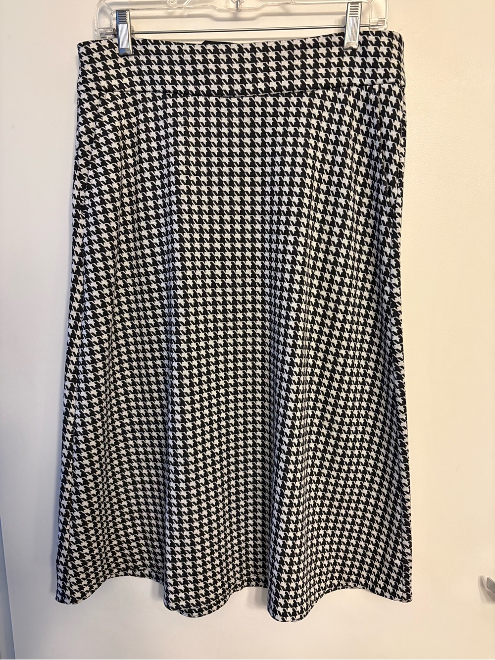 CAbi Black and White Houndstooth A-Line Skirt Sz 8-10 M Quiet Luxury